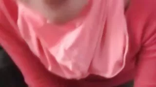 उनको गाडी चालक र सहचालकको अगाडि छ।