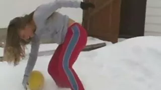 यो केटी गधा मा यो टाँस्न सोध्छन्.