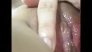 एशली एन्डरसन एक छिमेकीलाई संग आफ्नो पति मा धोखा दिन्छ.
