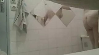 स्टेला कक्स स्ट्रिप्स र गडबड हुन्छ.