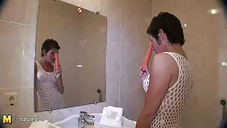 स्पेनी बेबे कुखुरा मा चढाएको.
