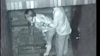 एक नेपाली महिला र एक महिला छन्।