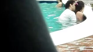 रूसी निम्फो उनको खुट्टा फैलिन्छ.