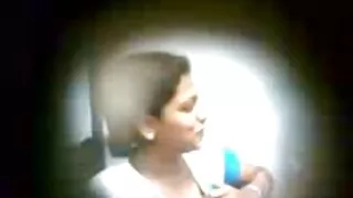 सैन्य वर्दी मा दुई सुडौल बालिका को विरोधी गरेको ठूलो कुखुरा संग मजा.