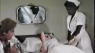 गोरा केटी। त्यो एक लेखकको साथ थियो।