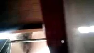 त्यो एक काले प्रेमी संग आफ्नो पति मा धोखा दिन्छ.