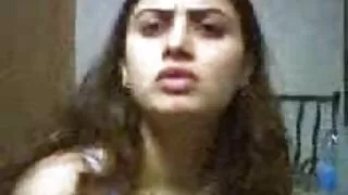 निपल्स एक मित्र संग कमबख्त द्वारा प्रतिस्थापित गर्दै छन् ।