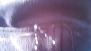 यो केटी उनको कुखुरा बन्द झटके र सह स्प्रे हेर्छ.