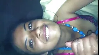 सोफिया ली उनको औंलाहरु संग छेद मा केटी जिब्रो लाठी.