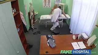 एक पुरुष पूल मा एक केटी fucks.