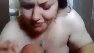 यो टिक-टोक तारा कुखुरा मा खेल र उनको स्तन मिलान छ.