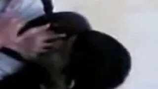 त्यो उनको खुट्टा फैलाउन र उनको प्रेमी गधा दिनुभयो.